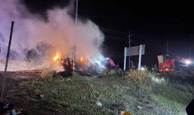 ไม่ได้เผาไฟมันลุกเอง!ชาวนาพิจิตรนำฟางข้าวบรรทุกใส่ท้ายรถอีโก้งจู่ๆเกิดไฟลุกไหม้ควันโขมง