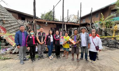 ระทึก!4 ชีวิต วิ่งหนีตายเอาชีวิตรอด ไฟไหม้บ้านเพลิงลุกท่วมวอดทั้งหลัง