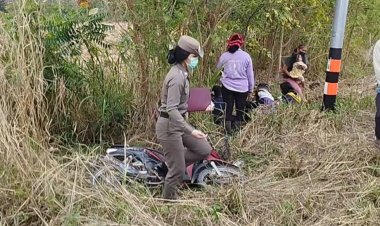 เศร้า!หนุ่มซิ่งจยย.พุ่งชนเสาไฟฟ้านอนเสียชีวิตพงหญ้าข้างถนน