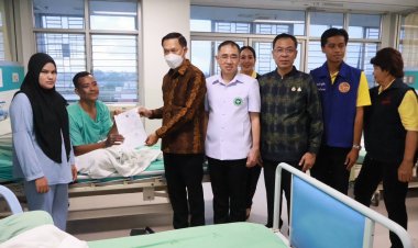 ผู้ว่าฯ นราธิวาส มอบหนังสือในหลวง ทรงรับผู้บาดเจ็บจากเหตุบึ้มสุไหงโก-ลก