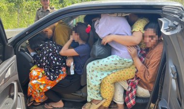 ตม.จว.กาญจนบุรี ไล่สกัดจับรถขนคนต่างด้าว แหกด่านตรวจลักลอบขนต่างด้าว 11 ราย