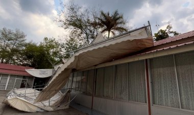 สุดระทึก!พายุหมุน พัดเต๊นท์ปลิวลอยขึ้นไปค้างบนกุฎิ พระ-โยมหนีตายวุ่น