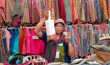 “กลุ่มทอผ้าบ้านคำโพนทอง” สร้างแบรน์ 3 ฤดู ผ้าขาวม้าถิ่นไทยบุกตลาด