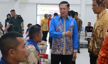 ผู้ว่าฯนราธิวาส มอบเงินเยียวยาผู้ได้รับผลกระทบจากเหตุบึ้มอำเภอแว้ง