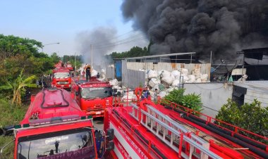 ไฟไหม้ร้านขยะรีไซเคิลย่านลำลูกกาวอดกลุ่มควันดำทะมึน