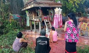 คอหวยอุทัยธานีแห่ขอโชคลาภเจ้าแม่ตะเคียนยืนต้นอายุ 100 กว่าปี