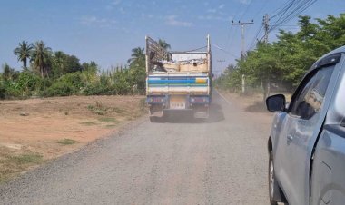ชาวบ้าน-ร้านค้าร้อง ‘ถนนชำรุด’ รถวิ่งผ่านฝุ่นฟุ้งกระจาย ‘กระทบสุขภาพ’