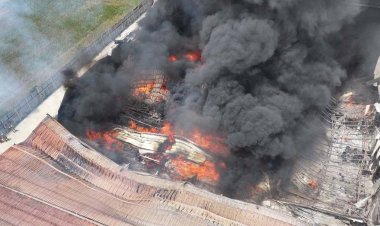 ไฟไหม้‘โรงงานกระดาษ’ขนาดใหญ่ที่นนทบุรี ระดมรถดับเพลิงกว่า 20 คันระงับเหตุ