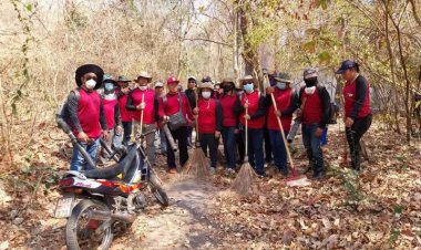 "นายอำเภอตั้ม" นำ "เสือไฟบ้านตาก" สยบไฟป่าหมอกควัน