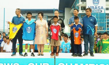 ครอบครัว "สุวรรณบุตร" มอบรองเท้ากีฬาแก่นักกีฬา 9 โรงเรียน