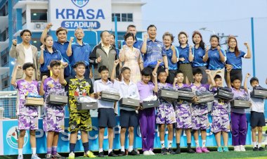 ครอบครัว "สุวรรณบุตร"มอบรองเท้ากีฬาแก่นักกีฬา 9 โรงเรียนมูลค่ากว่า3แสนบาท