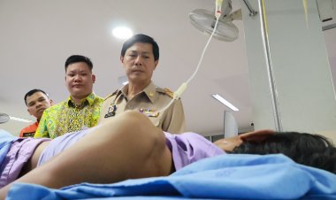 รองผู้ว่าฯ นราธิวาส มอบกระเช้าเยี่ยมให้กำลังใจผู้ที่ได้รับบาดเจ็บ จากเหตุคอสะพานทรุด