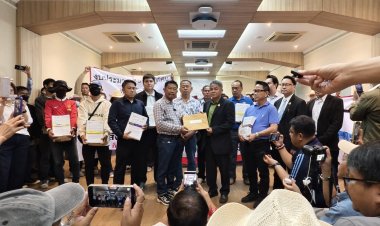 กลุ่มเกษตรกรผู้เลี้ยงโคนม บุกทำเนียบ คัดค้านมติ ครม. 3 มี.ค.ชี้ไม่เป็นธรรม เลือกปฏิบัติสอง มาตรฐาน