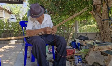 ชื่นชม! คุณตาวัย86ปี ขยันทำกิน ทำไม้กวาดทางมะพร้าวขาย สร้างรายได้งาม