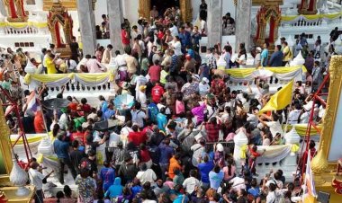 คนล้นวัดงานบวชลูกชายเศรษฐีล้งมะพร้าวอัมพวาโปรยทาน 209,999 บาท