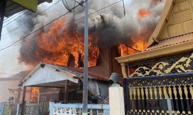 ระทึก!ไฟไหม้บ้านไม้อายุกว่า50ปีในซอยกลางเมืองสุพรรณบุรี