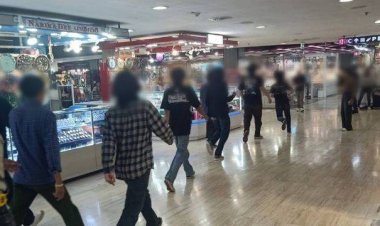 หนีตายอลหม่าน!นศ.2สถาบันย่านปทุมฯยกพวกตีนกันกลางห้างยิงปืนจากชั้น 4 ลงชั้น 3