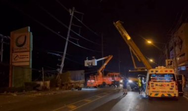 รถสิบล้อพุ่งชนเสาไฟฟ้าที่อุทัยธานีไฟดับทั้งจังหวัด