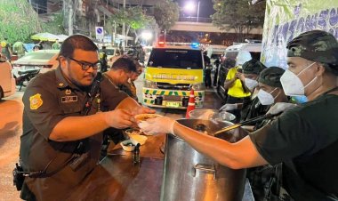 น้ำใจพระราชทานหลั่งสู่ใจกลางวิกฤต! ครัวสนามจิตอาสา เร่งปรุงอาหารร้อน ส่งพลังใจผู้ประสบภัย-ฮีโร่กู้ตึกถล่ม