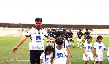 อัคราสานฝันพาเยาวชนจากโรงเรียนรอบเหมืองทองชมการแข่งขันฟุตบอล