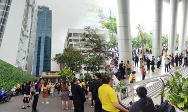 กทม.อลหม่าน ถนนหลายสายติดขัด หลังคนทยอยลงจากตึกสูงสั่นสะเทือนกลับบ้าน