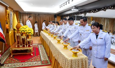 ผู้ว่าฯชลบุรีรับมอบเหรียญที่ระลึกพระราชทานฯ เนื่องในวันข้าราชการพลเรือน