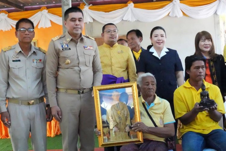 ศรีสะเกษมอบบ้านให้กับผู้ยากไร้เฉลิมพระเกียรติแก่ชาวปรางค์กู่ 4 หลัง