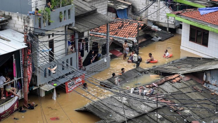 ฝนถล่มอินโดเนียเซีย จาการ์ตาจมบาดาล อพยพประชาชนหลายพันคน