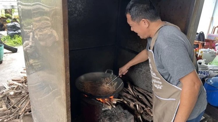 ผัดไทยโบราณวัดท้องคุ้ง อร่อยจากรุ่นหนึ่งถึงรุ่นห้า ยาวนานถึง 123 ปี