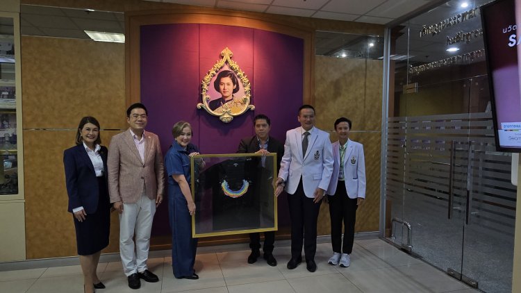 ดร.หม่อมหลวงสราลี -คุณวุฒิศักดิ์-ภูมิธรรม-ตัวแทน ปปร.28 ร่วมมอบเงิน 1 แสนบาท