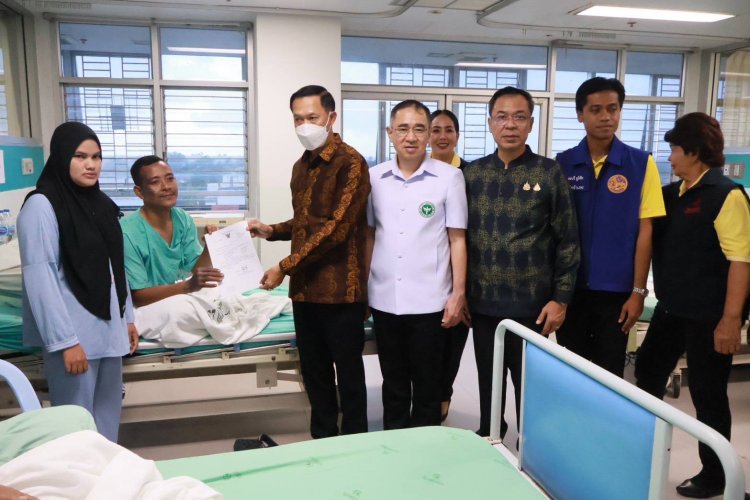 ผู้ว่าฯ นราธิวาส มอบหนังสือในหลวง ทรงรับผู้บาดเจ็บจากเหตุบึ้มสุไหงโก-ลก