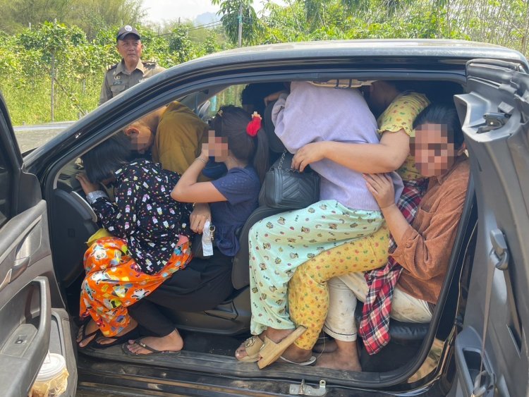 ตม.จว.กาญจนบุรี ไล่สกัดจับรถขนคนต่างด้าว แหกด่านตรวจลักลอบขนต่างด้าว 11 ราย