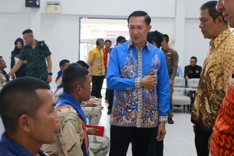 ผู้ว่าฯนราธิวาส มอบเงินเยียวยาผู้ได้รับผลกระทบจากเหตุบึ้มอำเภอแว้ง