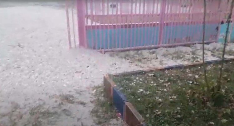 พายุฤดูร้อนถล่มเมืองเลย ฝนตกหนัก-ลูกเห็บตกเท่าลูกมะนาว ไม่มีผู้บาดเจ็บ