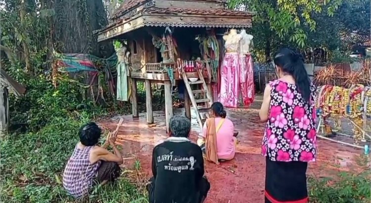 คอหวยอุทัยธานีแห่ขอโชคลาภเจ้าแม่ตะเคียนยืนต้นอายุ 100 กว่าปี