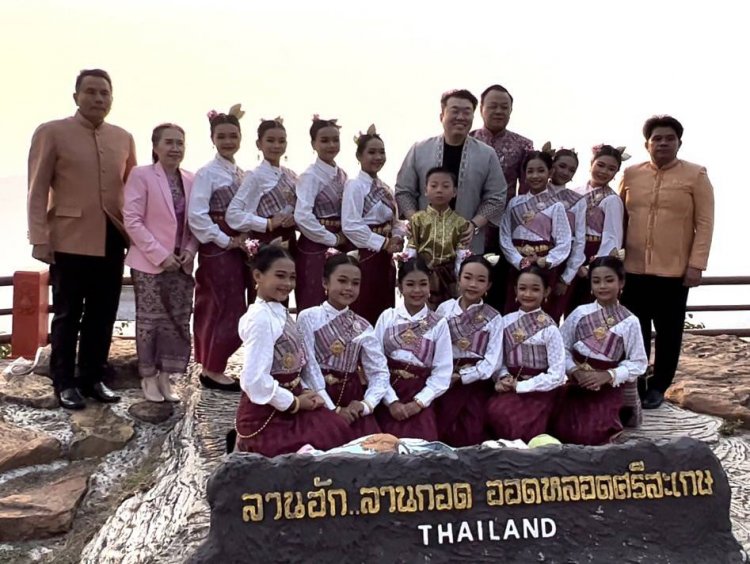 "สิริพงศ์"เปิดงาน Sisaket One Team"จับมือไว้ แล้วไปด้วยกัน" "เรียนดี มีความสุข"