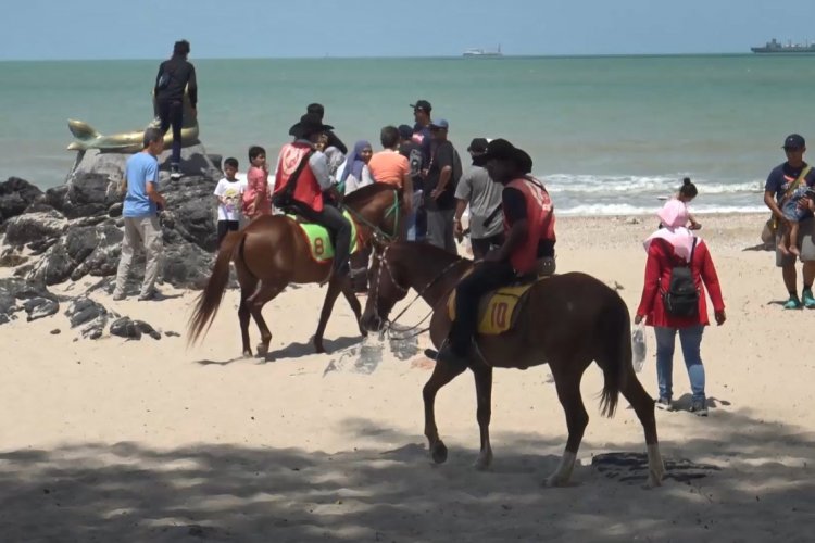 ชาวมาเลเซียแห่เข้ามาท่องเที่ยววันหยุดสุดสัปดาห์ ชายหาดสมิหลาคึกคัก