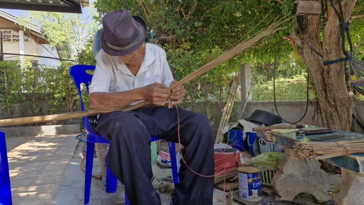 ชื่นชม! คุณตาวัย86ปี ขยันทำกิน ทำไม้กวาดทางมะพร้าวขาย สร้างรายได้งาม