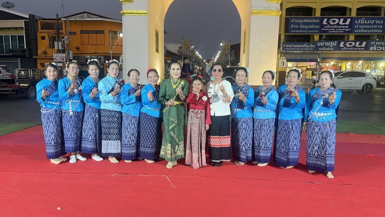 ชาวบ้านนครพนมพร้อมใจ ฟ้อนรำศรีโครตบูรณ์ “งานกินข้าวแลง แยงพระธาตุ”