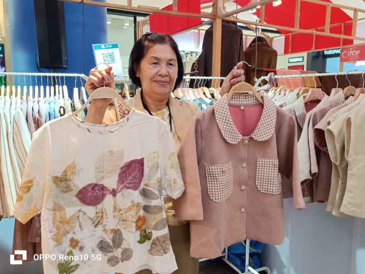 “จรัสแสง”ขายไอเดีย สร้างจุดต่างตลาดเสื้อผ้าทอมือ ขึ้นชั้นโอทอป 5 ดาวของดีร้อยเอ็ด