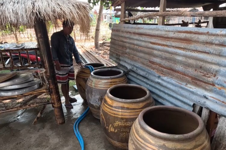 บุรีรัมย์แล้งคุกคามรุนแรง ชาวบ้านต้องซื้อน้ำ จากรถเร่ไว้ ใช้อุปโภคบริโภค