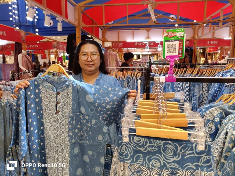 กลุ่มตัดเย็บเสื้อผ้าทอมือ บ้านนาทะนุง หันทำ “ผ้ากัดลาย ย้อมคาม” ขายแฟชั่นคนกรุง