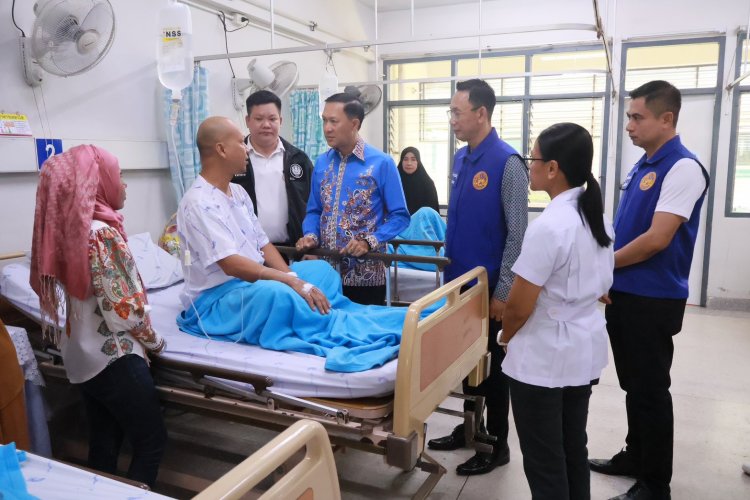 ผู้ว่าฯ นราธิวาส มอบกระเช้าเยี่ยมให้กำลังใจ 3 จนท.ได้รับบาดเจ็บจากเหตุไม่สงบในพื้นที่