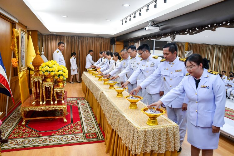 ผู้ว่าฯชลบุรีรับมอบเหรียญที่ระลึกพระราชทานฯ เนื่องในวันข้าราชการพลเรือน