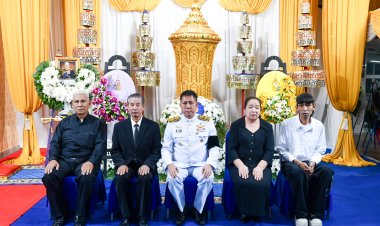 โปรดเกล้าผู้ว่าฯชลบุรีเชิญพวงมาลาวางหน้าโกศศพ พลเรือโท เผดิม เนินฉาย อดีตที่ปรึกษากองทัพเรือ