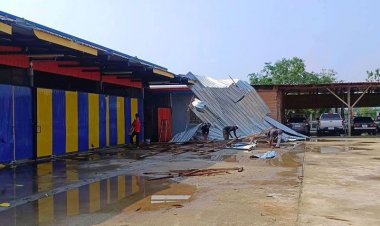 5 อำเภอสุขโขทัยอ่วม พายุฤดูร้อน ถล่มโรงเรียน-บ้านเรือนพัง 322 หลัง