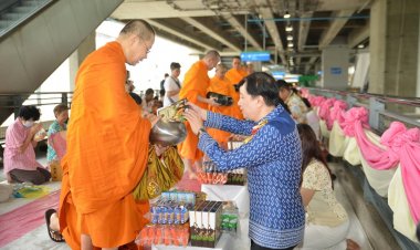 เอเชีย เอราวัณ ทำบุญตักบาตรรับวันปีใหม่ไทย เสริมสิริมงคลให้กับผู้โดยสาร