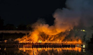 น่าน - งานประเพณีเจ็ดเป็งสรงน้ำพระธาตุท่าล้อ แข่งขันจุดบอกไฟดอกกลางแม่น้ำน่าน สืบสานอัตลักษณ์วัฒนธรรมท้องถิ่น