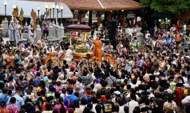 ม่วนชื่น!! สงกรานต์โคราชแห่ "พระคันธารราฐ ลอดซุ้มประตู" โปรยข้าวตอกขอฝน