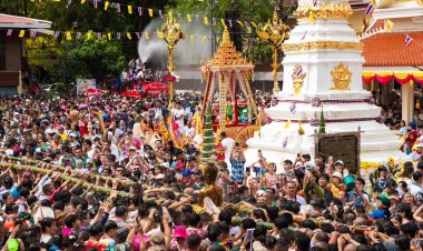 คลื่นมหาชน!!! พี่น้องสองฝั่งโขง ร่วมงานมหาสงกรานต์ สรงน้ำพระ หน้าวัดลำดวน หนองคาย